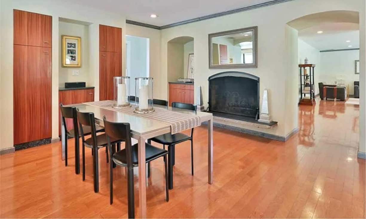 Ein Kamin lädt drinnen zum gemütlichen Verweilen ein.