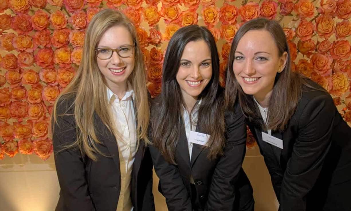 Rosiger Hintergrund am Stand von Julius Baer:
Claire Steindl, Standhostess;
Tanja Hediger, Standhostess;
Melanie Hediger, Standhostess