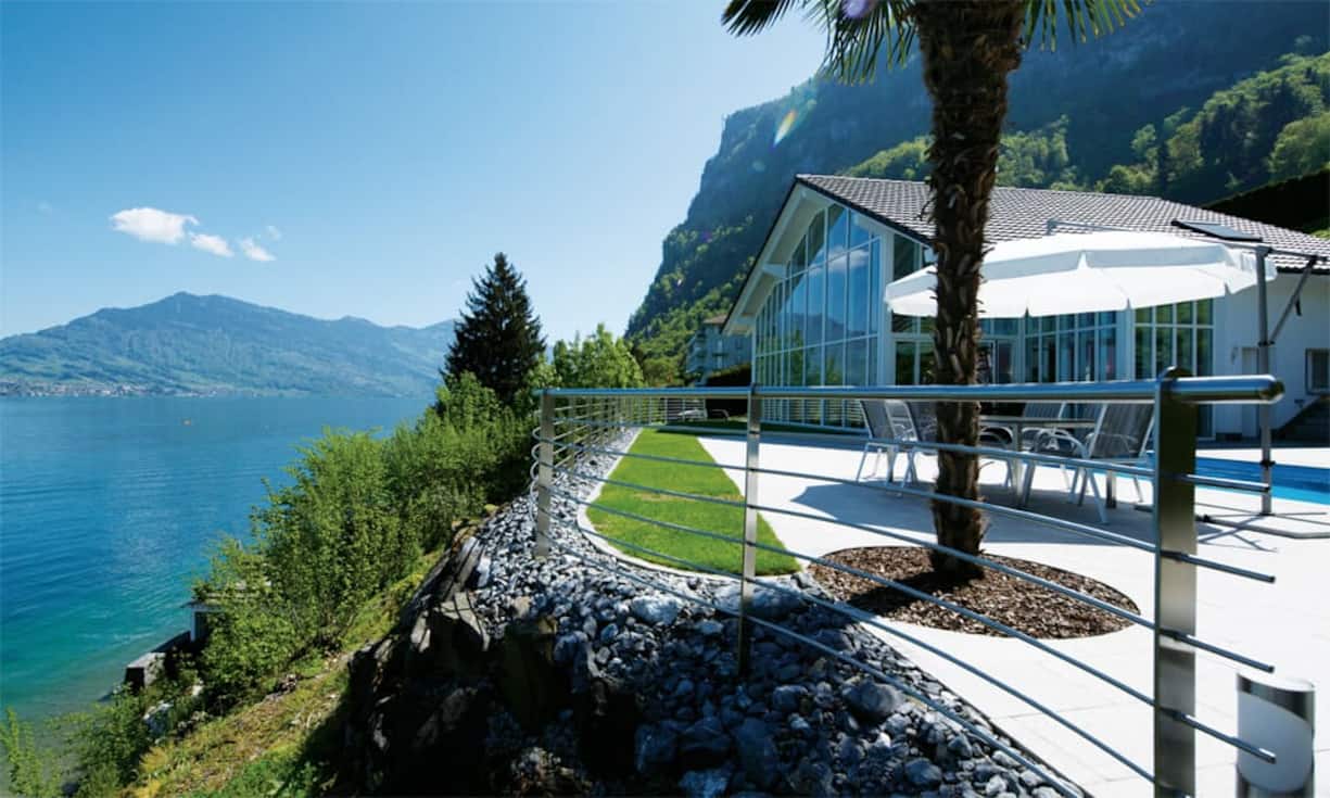 Das Viereinhalb-Zimmer-Einfamilienhaus mit rund 200 m² liegt direkt am Vierwaldstättersee.