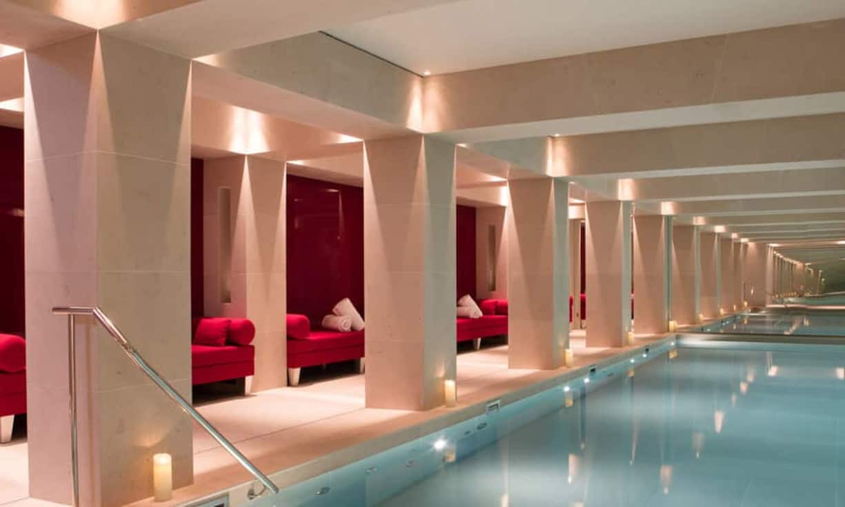 Platz 6 (5): La Réserve Paris, ParisDer jüngste Pariser Hotelklassiker ist von aussen kaum als Hotel zu erkennen und spricht Menschen an, die das Sehen und Gesehenwerden in palastartigen Lobbys nicht ertragen, sondern sich wie in einem exklusiven zweiten Zuhause fühlen wollen. Die opulenten, in Samt und Seide getauchten Interieurs strahlen eine elitäre Intimität aus, und das Spa begeistert ebenso wie die geräumigen Zimmer und die Spitzenküche. G. Gardette