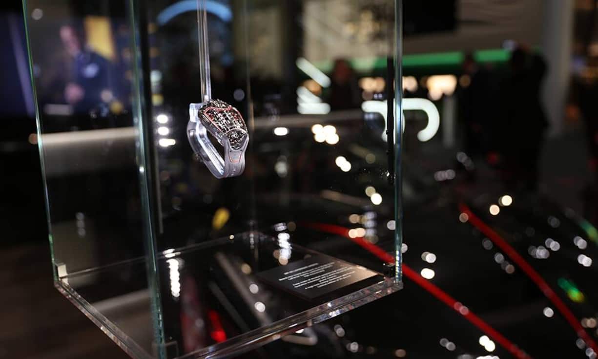 Die Hublot MP-05 LaFerrari mit dem gleichnamigen Auto im Hintergrund.
