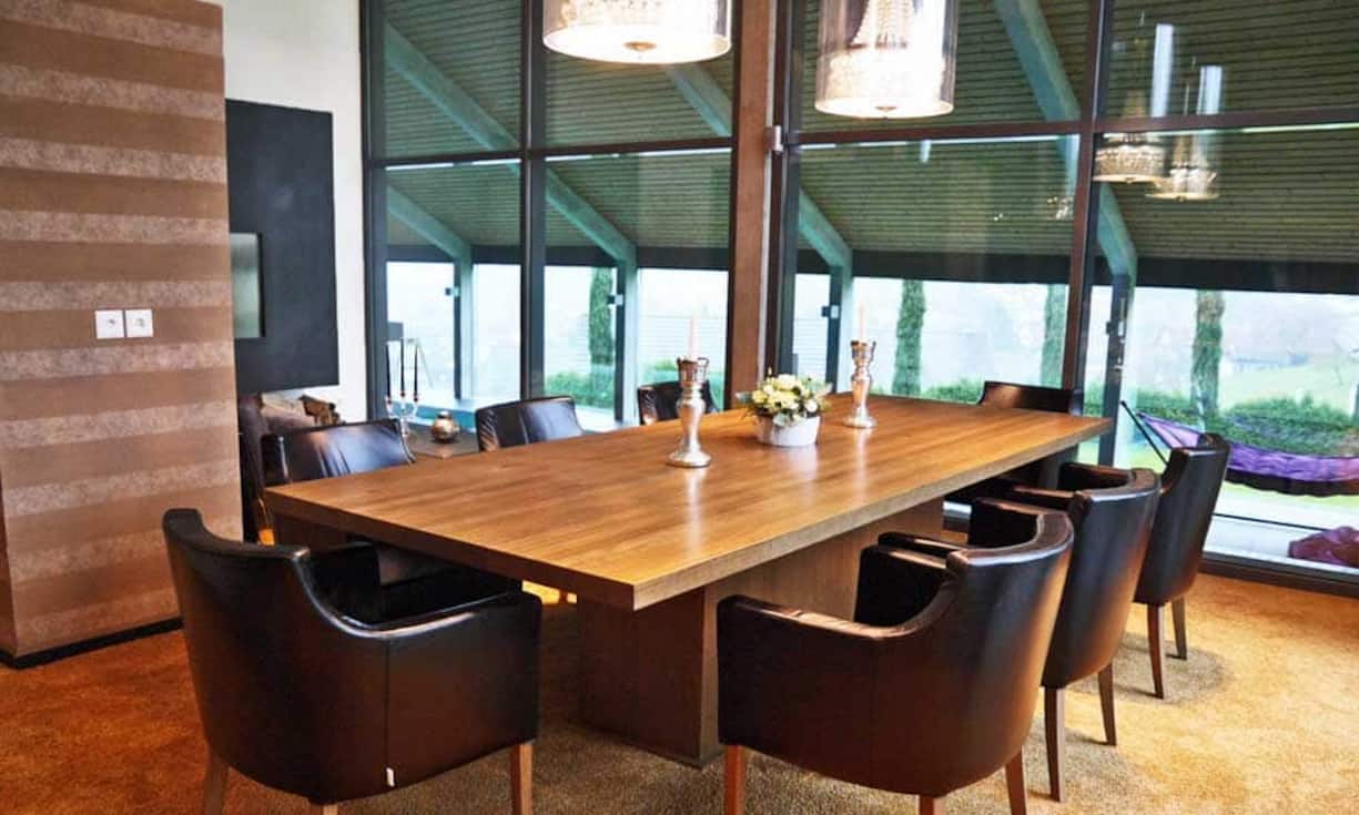 Vom Esszimmer hat man freie Sicht auf den Wellnessbereich mit beheiztem Pool und Sauna.