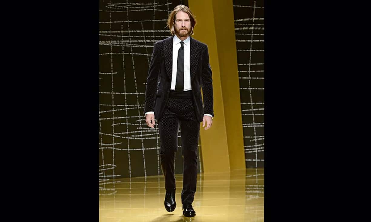 Ermenegildo Zegna: Das Fest-Outfit von Zegna ist aus einzelnen Teilen zusammengestellt, schimmert diskret und macht Lust auf lange Nächte. Ab 160 Franken.