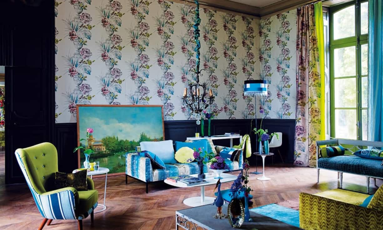 Auch im Wohnzimmer kann man mit bunten Dekorationsstücken Farbe ins Spiel bringen.