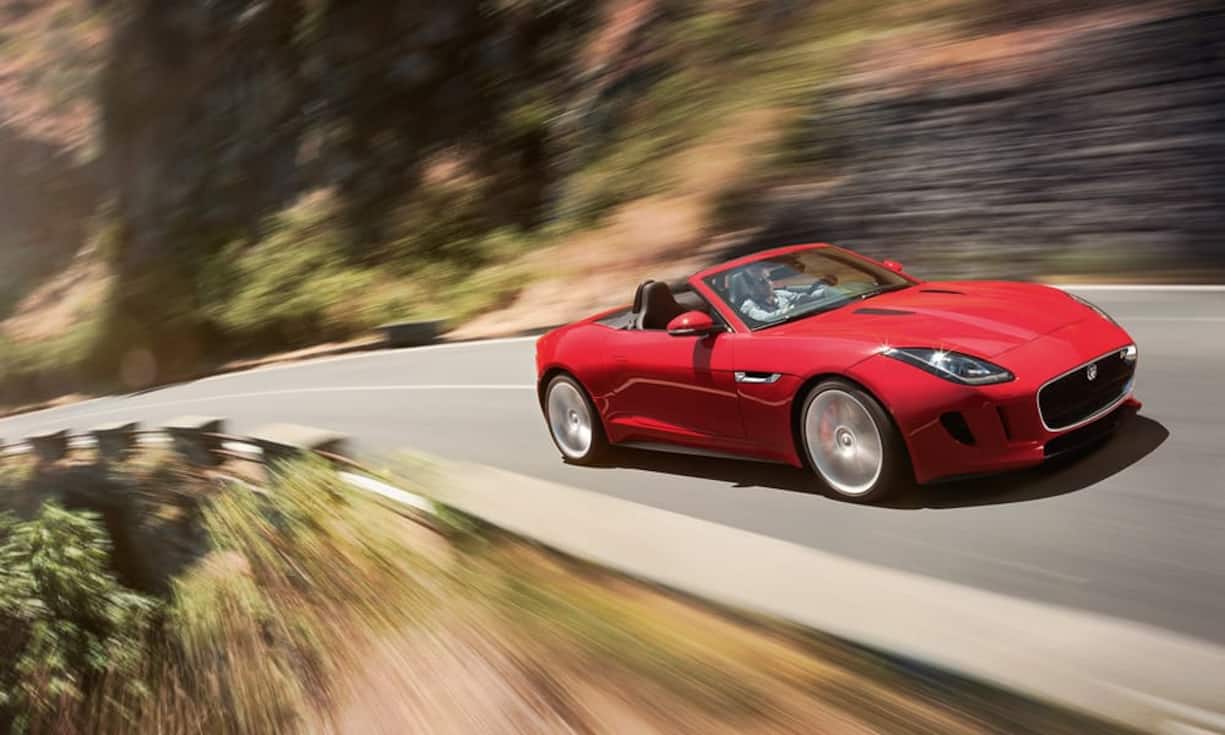 Wer E sagt, darf auch F sagen – selbst wenn es 50 Jahre dauert. Die Briten haben also endlich wieder ein zweisitziges Sportmodell, das diesen Namen verdient. Es kommt zunächst mit (elektrischem) Softtop auf den Markt, bevor Ende 2014 ein Coupé folgen wird. Die Mütze öffnet vollautomatisch, auch in Bewegung und bis zu 50 km/h. Jaguar baut auf ein Aluminium-Chassis, das leicht und steif ist. Das Achtstufen-Getriebe ermöglicht relativ moderate Verbräuche. Preis: ab 89'500 Franken.