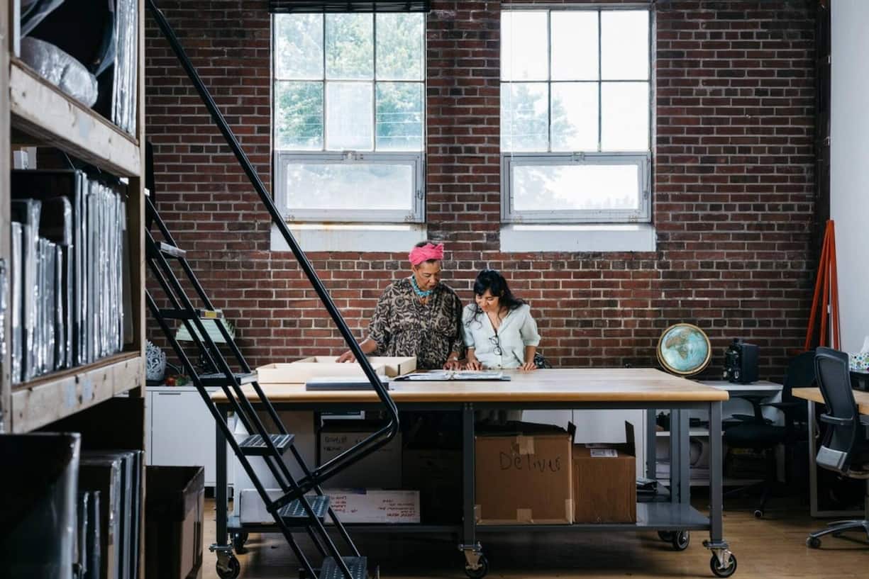 Eine Architektin ist Mentorin für ein junges Talent.