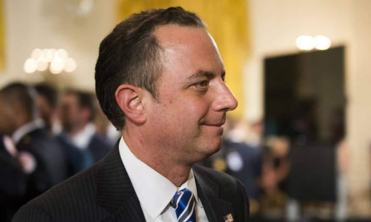 Stabschef Reince Priebus warf am 28. Juli, eine Woche nach Spicer hin. Vorangegangen war eine - offenbar zumindest teilweise mit Trumps Segen - geführte Kampagne von Scaramucci gegen Priebus. Scaramucci bezichtigt den Stabschef, hinter der Weitergabe von Insider-Informationen an die Medien zu stecken. In einem Telefonat mit einem Reporter beschimpft er Priebus sogar als «verdammt paranoiden Schizophrenen».