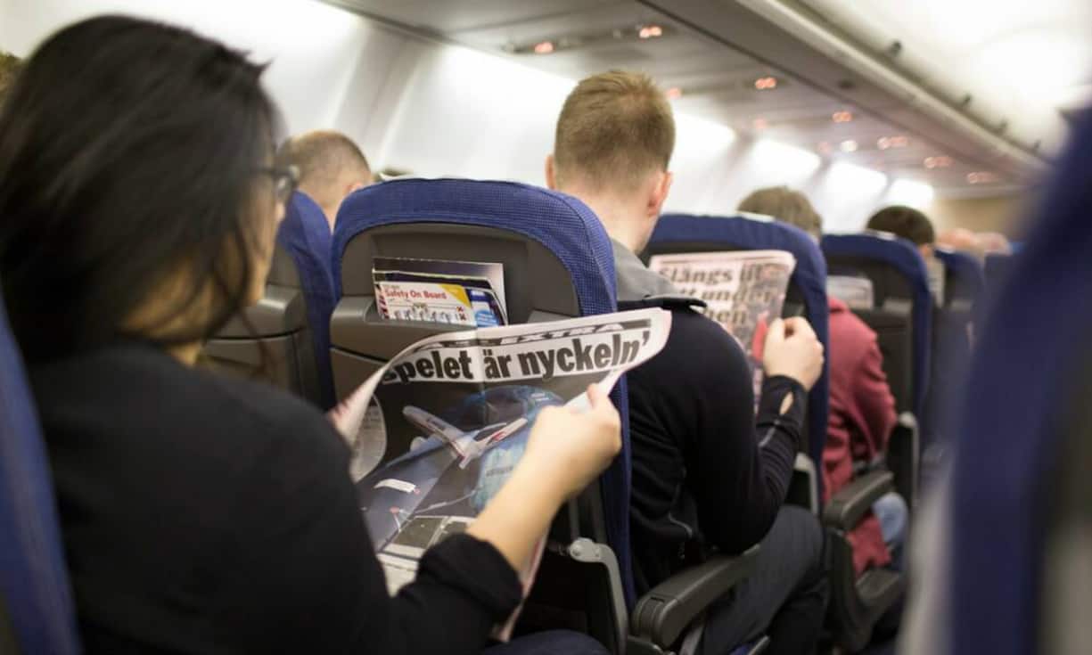 Das sind die schlimmsten Flugpassagiere:Der unfreiwillige Körperkontakt. Bei diesem Punkt trifft nicht immer die Flugzeugpassagiere die Schuld. Enge Sitzreihen, die durch eine schmale Lehne voneinander getrennt werden, führen oft zu unfreiwilligem Körperkontakt. Manche Leute fordern es aber auch heraus und machen sich bewusst breit - zum Beispiel mit der «manspreading»-Sitzposition mit weit gespreizten Beinen. Nächstes Mal bucht so jemand vielleicht besser eine ganze Reihe?