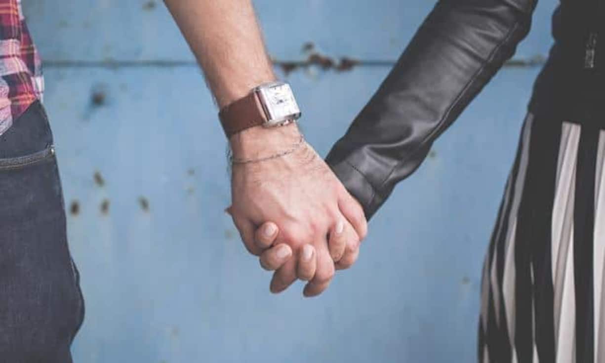 Erfüllte Beziehung
Wer glücklich verliebt ist, der arbeitet leichter. Rücksicht auf Kollegen ist auch dann angebracht. Verleugnen ist nicht angebracht, aber ein wenig Taktgefühl hilft. Auch empfielt sich, firmenintern nicht nur als Paar aufzutreten, sondern zum Beispiel auch mal einzeln mit Kollegen essen zu gehen.