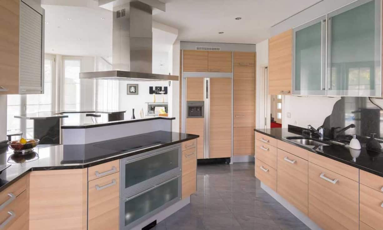 Die angrenzende Küche bietet viel Platz, um sich kulinarisch auszutoben.