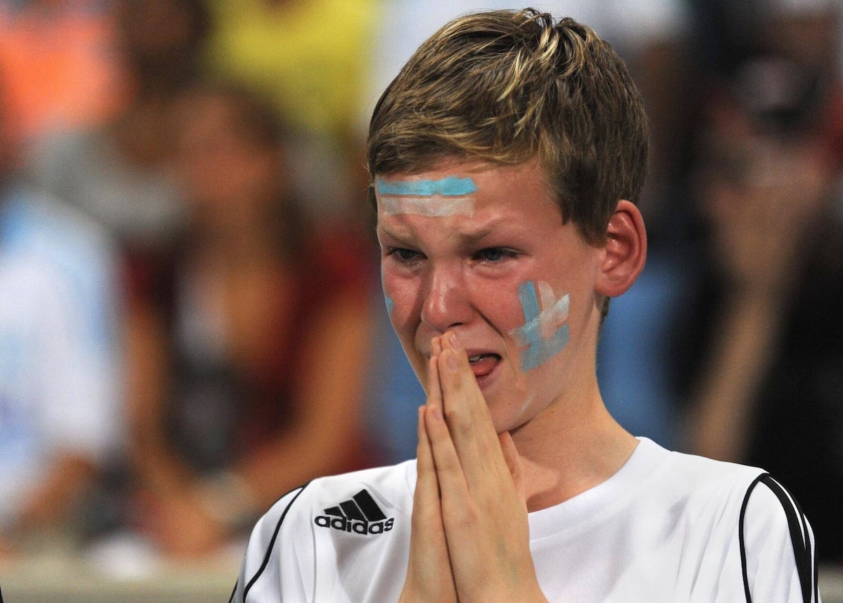 Der elfjährige Kyril 2009 bei der Ehrung des verstorbenen Vaters im Stadion von Olympique Marseille.