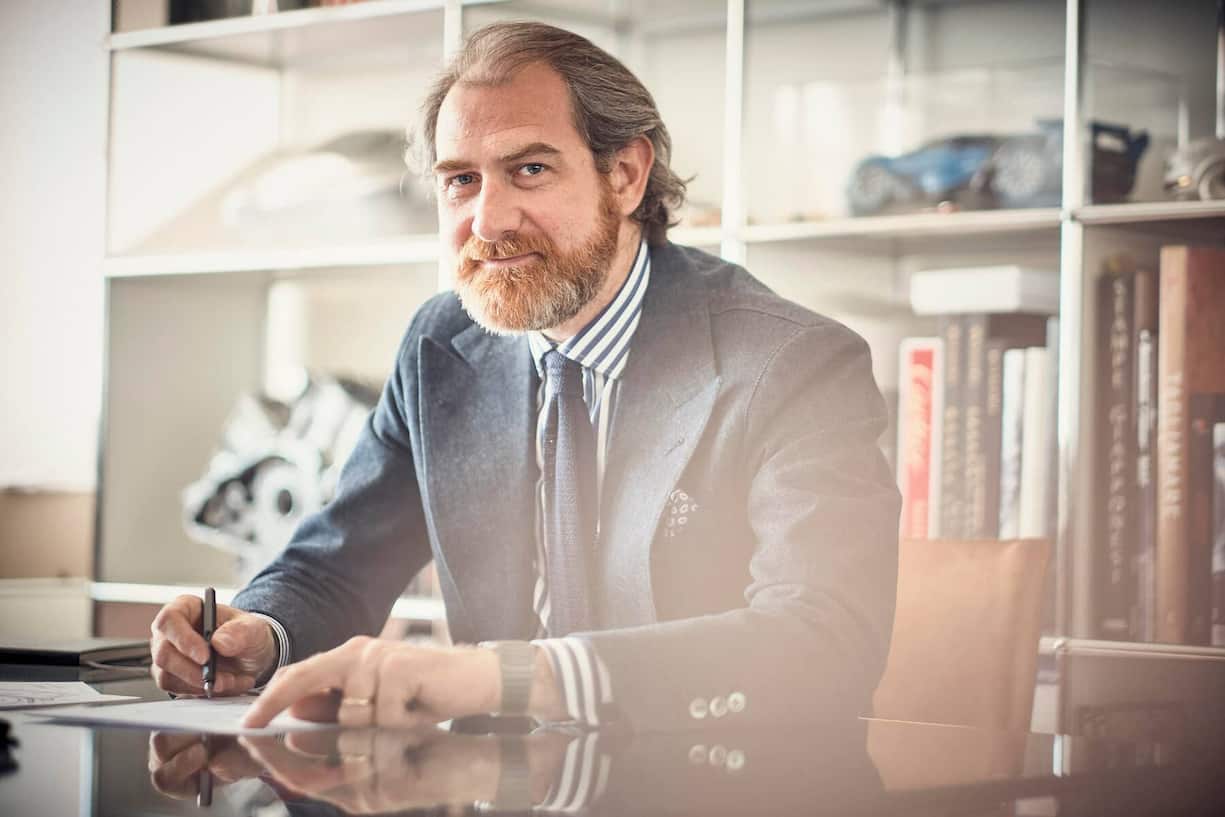 Fabrizio Buonamassa beim Zeichnen.