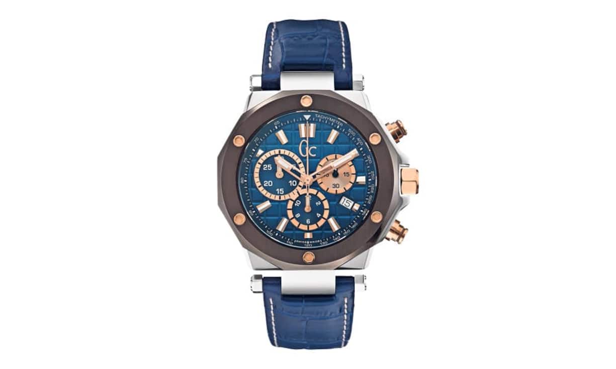 Nobel bringt das neue Modell der Linie Gc-3 eine der absoluten In-Farben der Männermode aufs Zifferblatt: Nachtblau. Schick, locker und präzise. Dabei beweist er höchst maskuline Linien, die unterstrichen werden durch den Kontrast zwischen dem Anthrazitgrau der Lünette, dem Stahl des Gehäuses und den immer wieder aufscheinenden warmen Farbtupfern der PVD-Beschichtungen in Rotgold. Werk: Quarz Ronda Gehäuse: Edelstahl, 44 mm Preis: 843 Franken