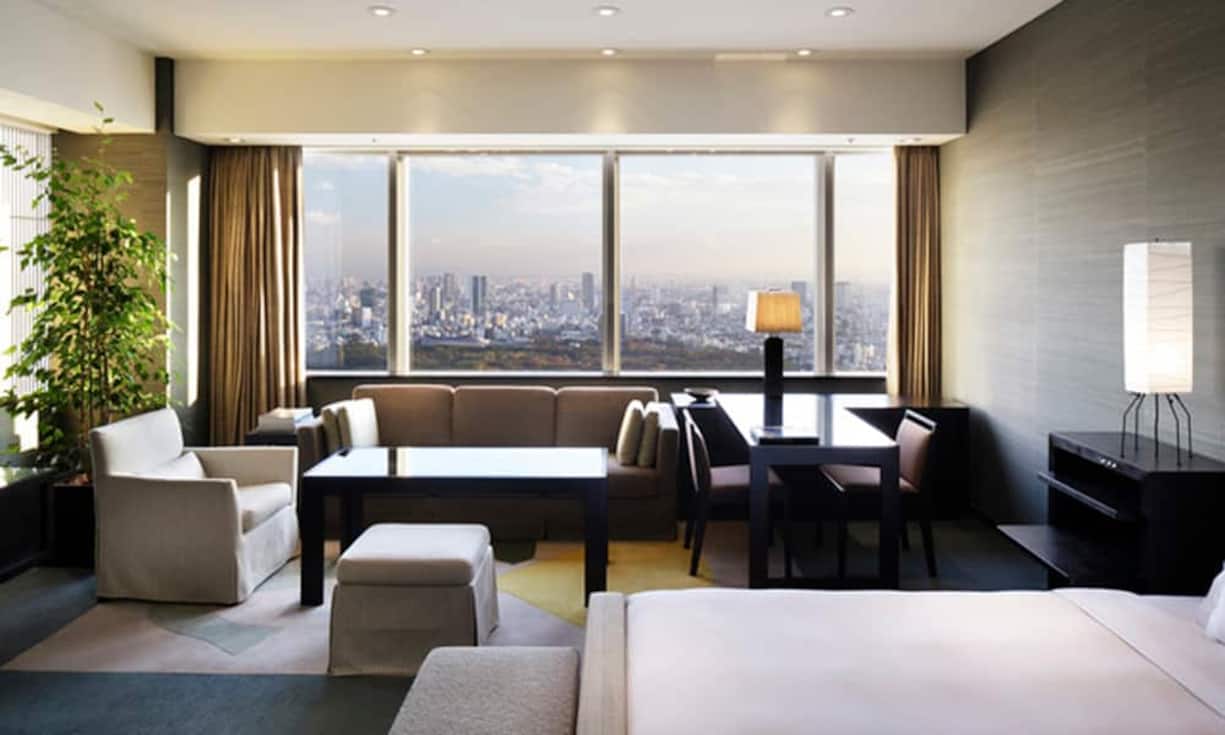 Platz 9 (9):  Park Hyatt Tokyo, TokyoDas Park Hyatt Tokyo hält sich überzeugend auf Rang 9. Als Drehort des Films «Lost in Translation» bekannt, ist es gerade 21 Jahre alt geworden, doch dank liebevoller Pflege strahlt alles wie neu. Die Hotelzimmer beginnen im 39. Stock des Wolkenkratzers im Shinjuku-Viertel und strahlen unaufgeregte Eleganz aus. Stets ein Erlebnis mit Weitblick bietet das Hotelrestaurant «New York Grill» mit benachbarter Jazzbar.Hyatt