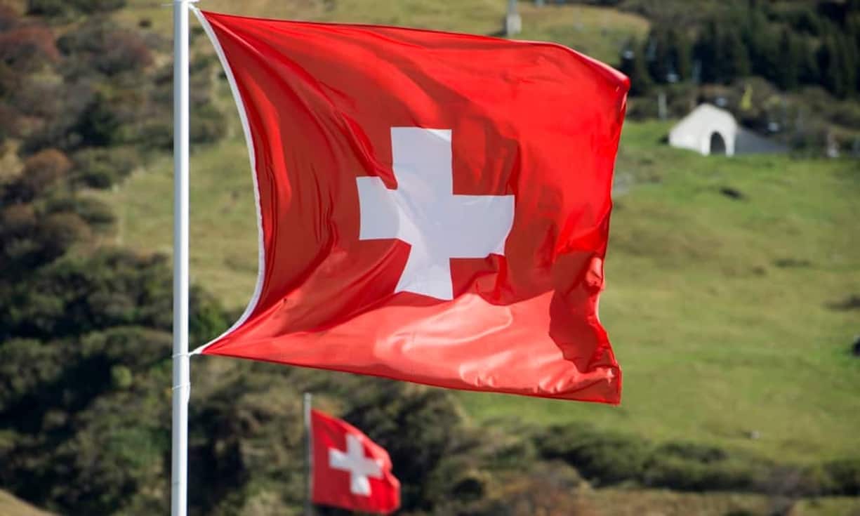 Doch das Buch dient laut Biver auch dazu, zu verstehen, dass sich das Schweizer Erfolgsmodell exportieren lasse. «Verschiedene Länder können von uns lernen. In diesem Sinne empfehle ich jedem Schweizer ein Buch für sich und ein zweites Buch als Geschenk zu kaufen», sagt der Hublot-Präsident und Interimsgeschäftsleiter von Tag Heuer. Keystone