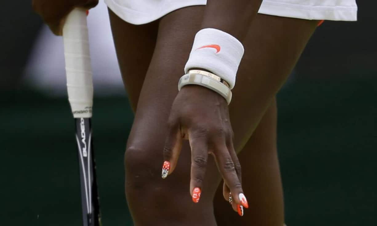 ...wenn sie es beim Dress schlicht hält, setzt Serena Williams jedoch gerne andere Akzente. Zum Beispiel durch knallbunte Fingernägel.