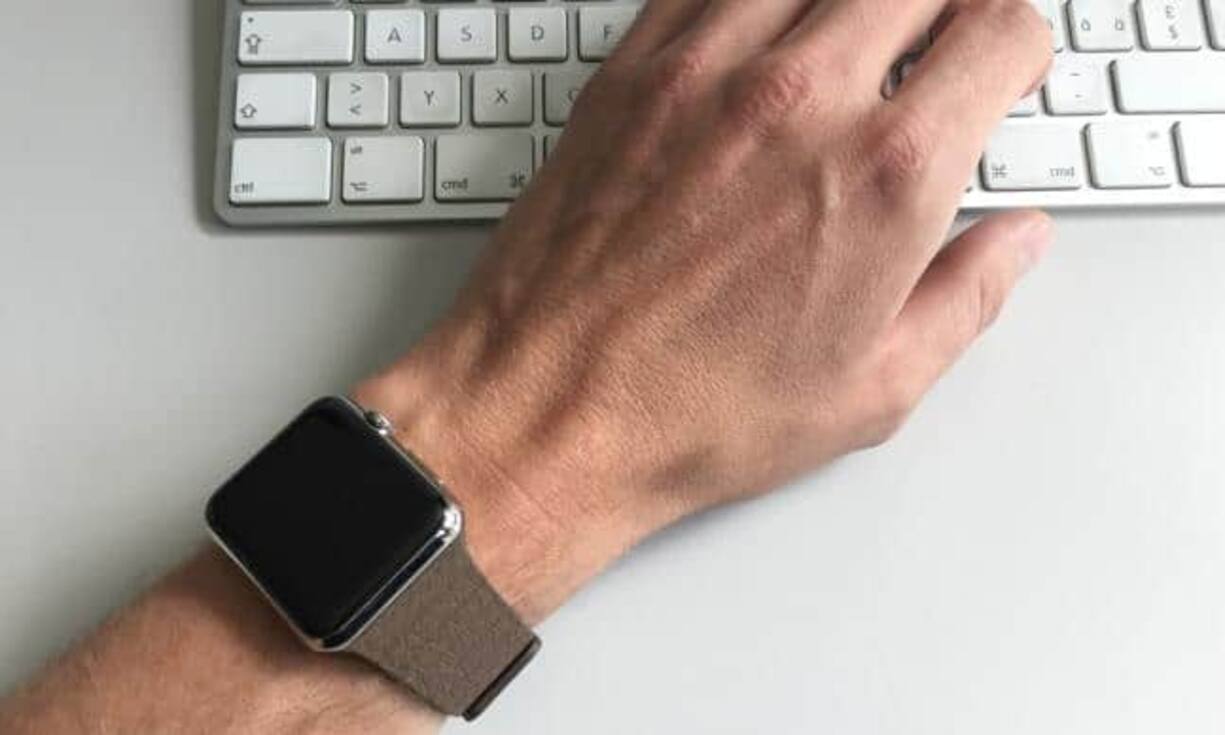 Das Display erwacht erst aus dem Standby, wenn der Träger das Handgelenk dreht, um auf die Uhr zu schauen. Ansonsten bleibt das Display schwarz. Der Träger muss also immer eine Drehbewegung vollziehen, wenn er die Zeit sehen will. In der Öffentlichkeit kann das Irritationen bei den Mitmenschen auslösen.