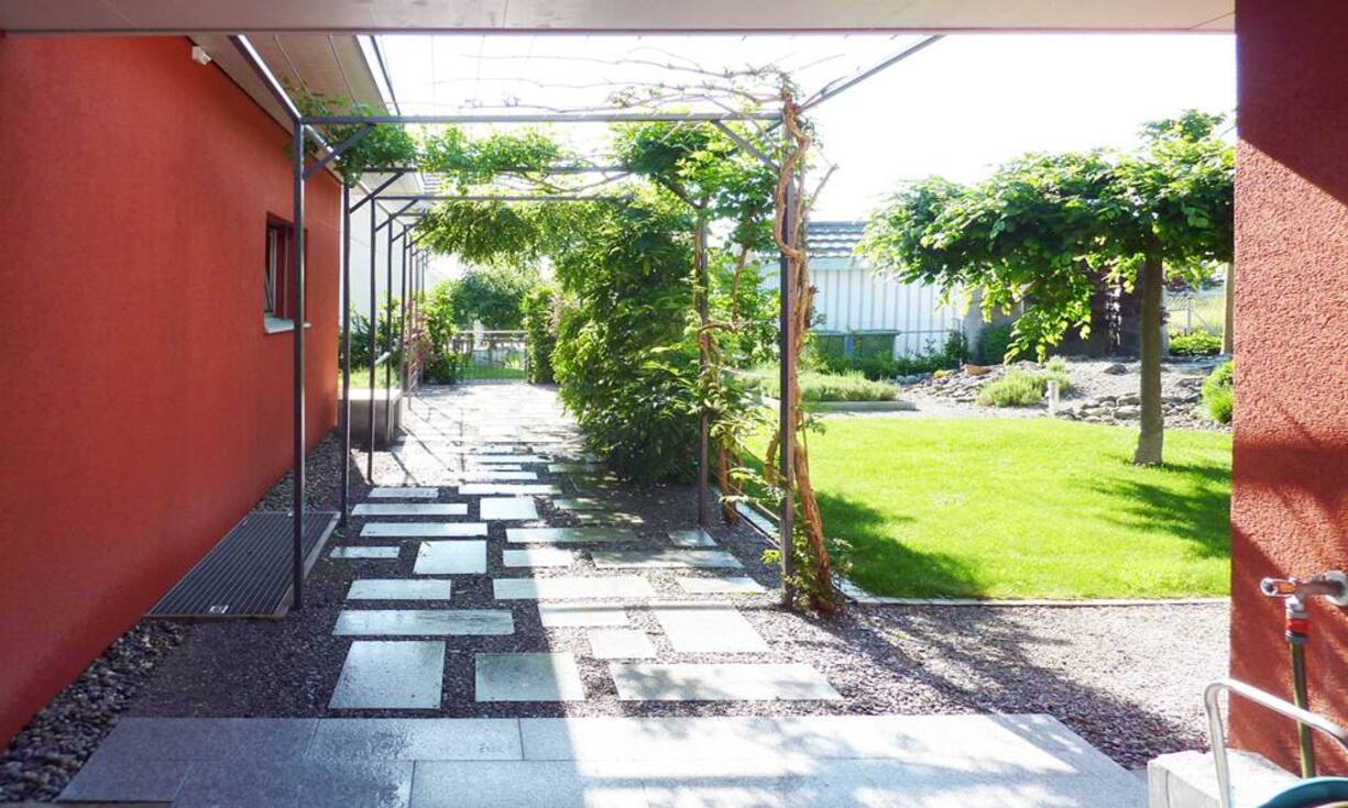 Und für Sommerfeste steht ein Party-Häuschen mit Pizza-Ofen bereit. Die Villa wurde 2005 gebaut. Sie verfügt zudem über eine Garage mit Platz für vier Autos.