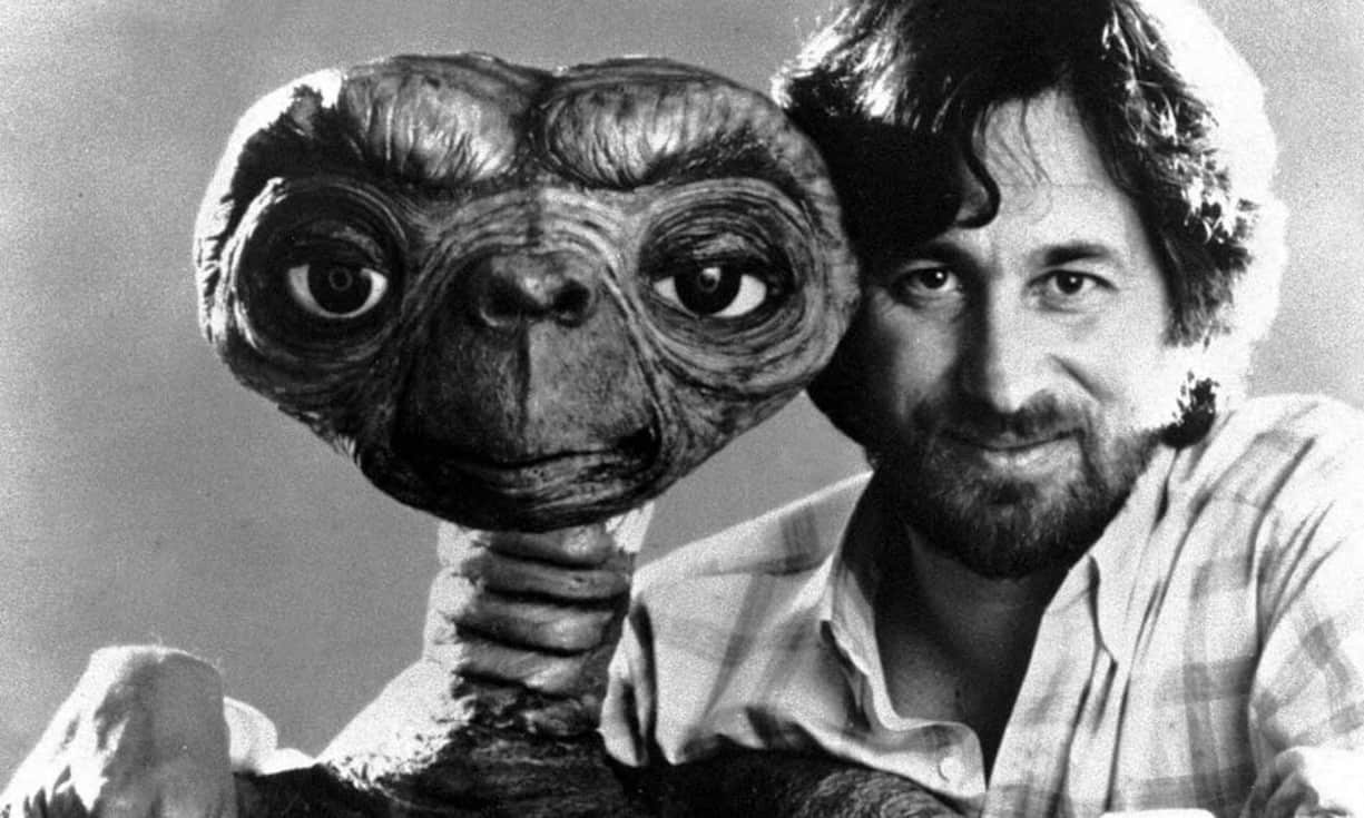 Platz 3: Steven Spielberg
3,3 Milliarden Dollar
Auswahl Filme: E.T., Der weisse Hai, Jurassic Park, Indiana Jones
Spielberg ist für eine Vielzahl von Welterfolgen der Filmgeschichte verantwortlich. Gemessen am Einspielergebnis seiner FIlme ist er der bis heute erfolgreichste Regisseur und Produzent.