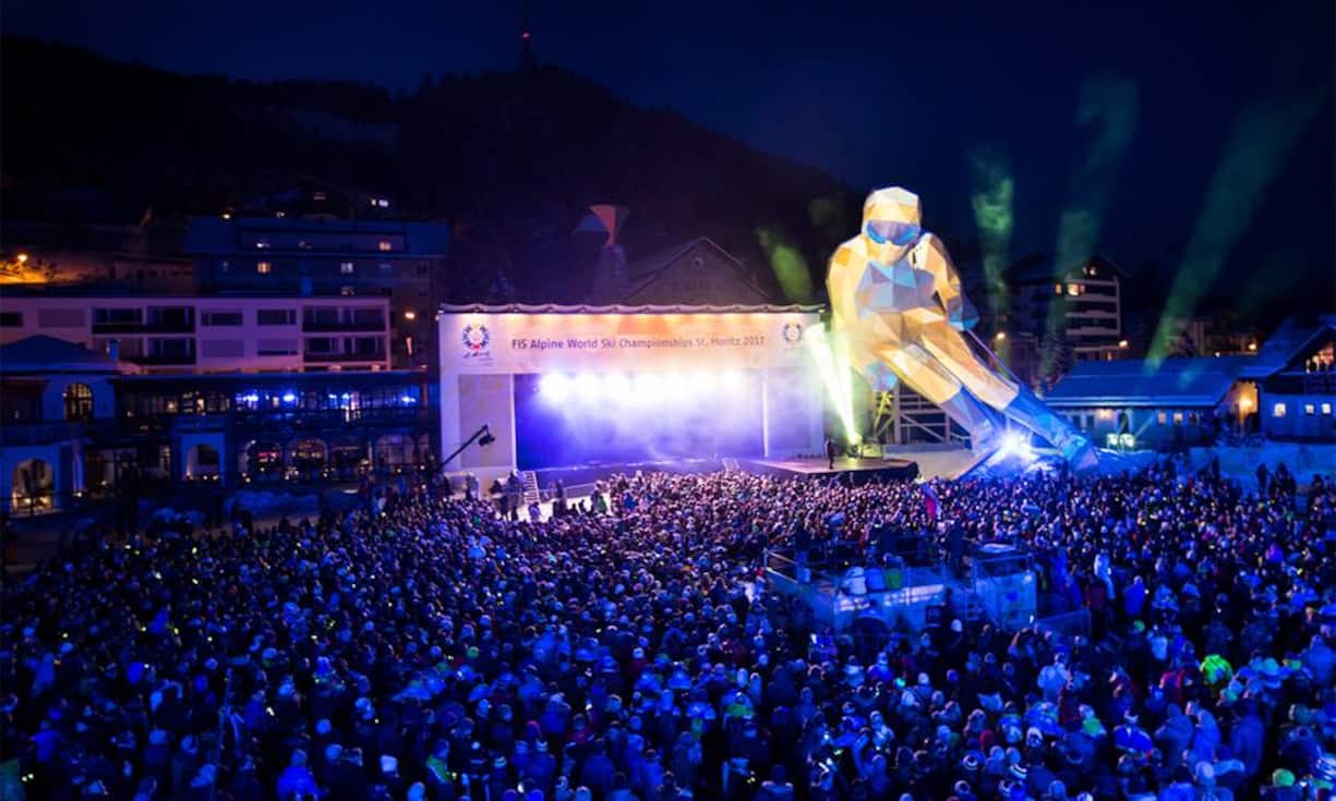 Gestartet wird das Ski-Fest mit einer Eröffnungsfeier. Der Andrang vor der Bühne mit der Holzfigur Edy ist gross.