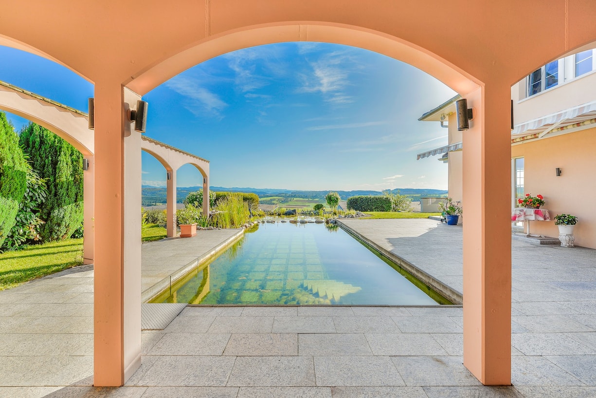 Ferien im Süden? Mit so einer Aussenanlage inklusive Naturteich braucht man das kaum.