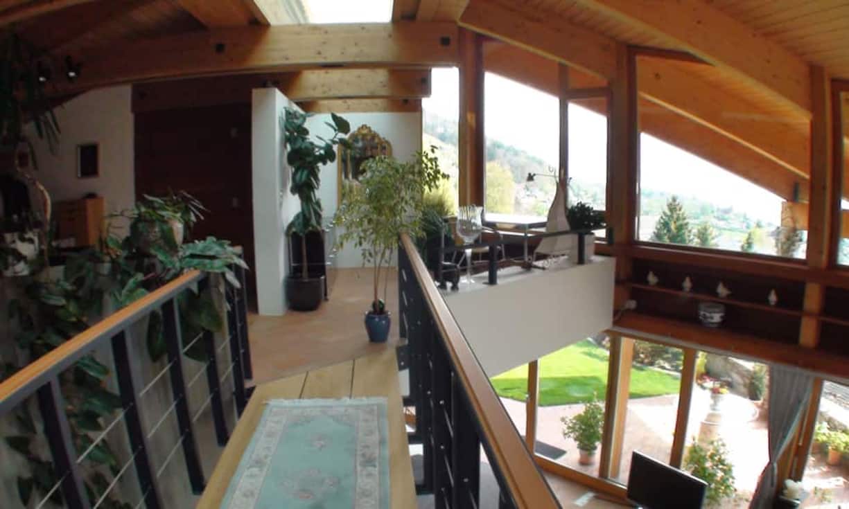 Eine luftige Erschliessungsgalerie lässt das Haus in seiner ganzen Dimension erleben.