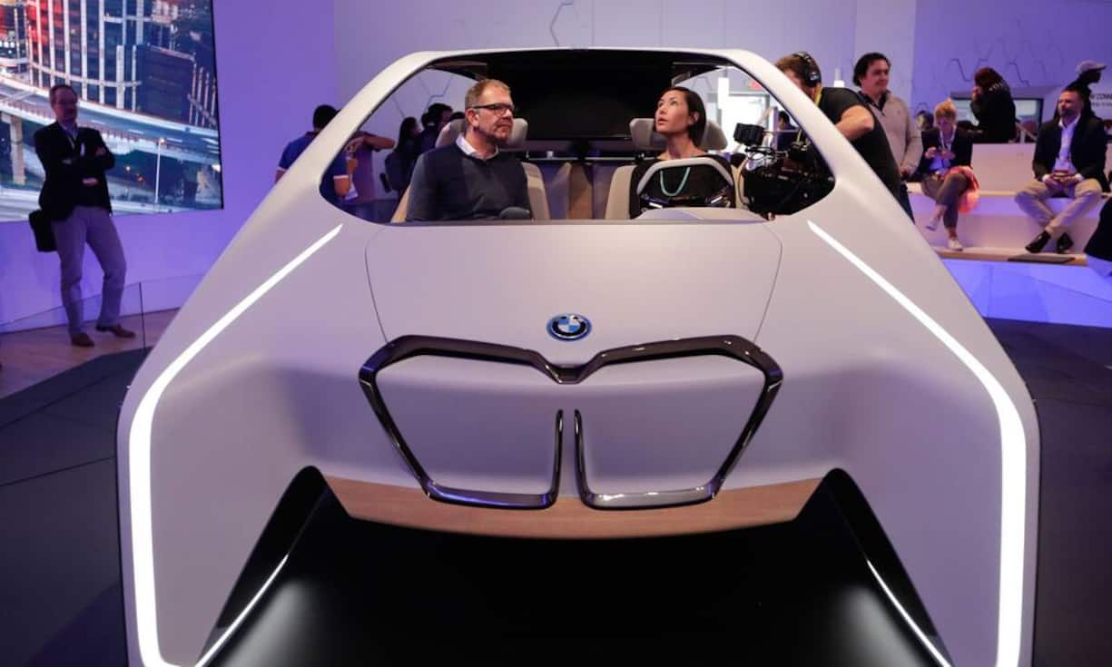 Von BMW kommt die Studie «i Inside Future». Das Auto der Zukunft soll sich beim deutschen Autobauer mit dem Display HoloActive Touch - einer Art Hologramm-Bedienung - steuern lassen.