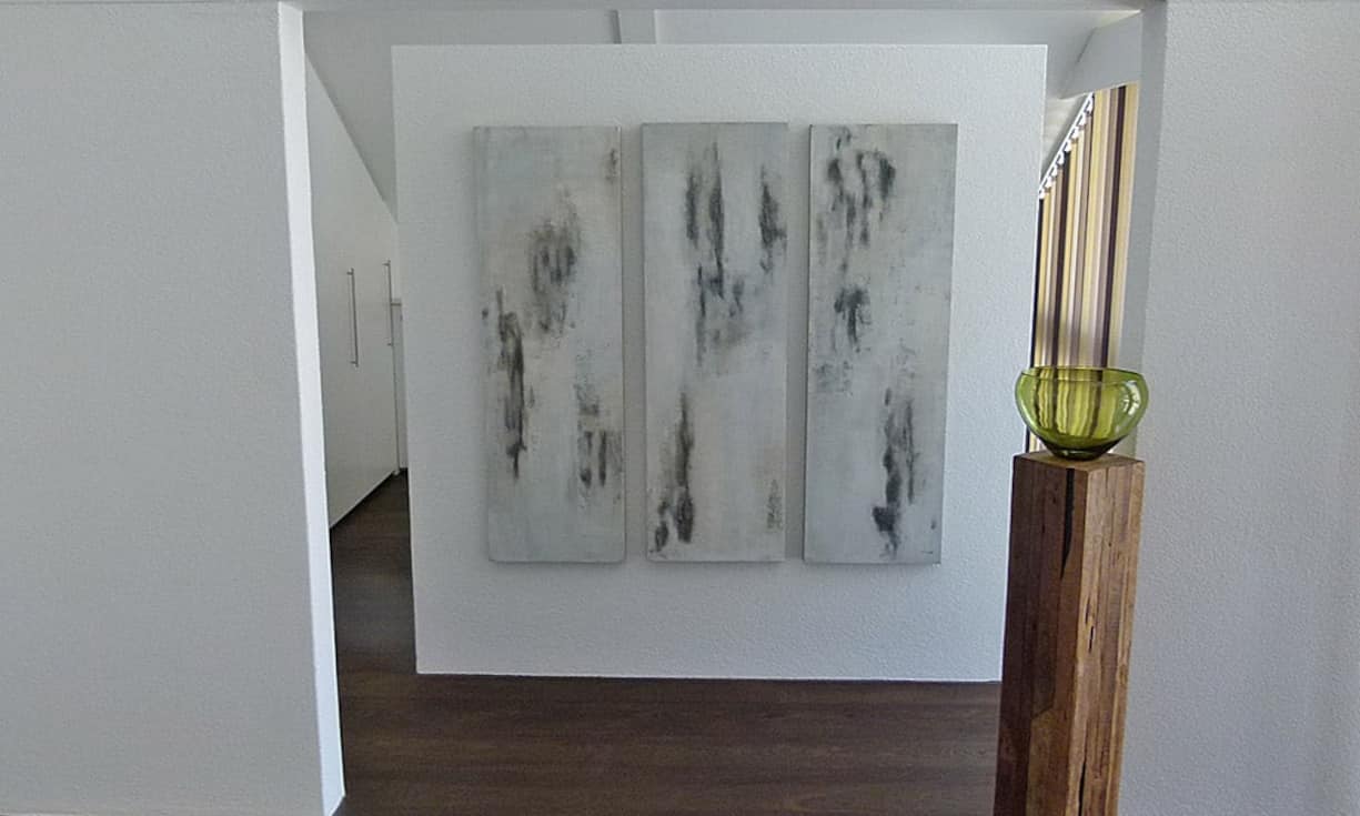 ...das Elternschlafzimmer über einen separaten Bereich mit Wandschränken verfügt.