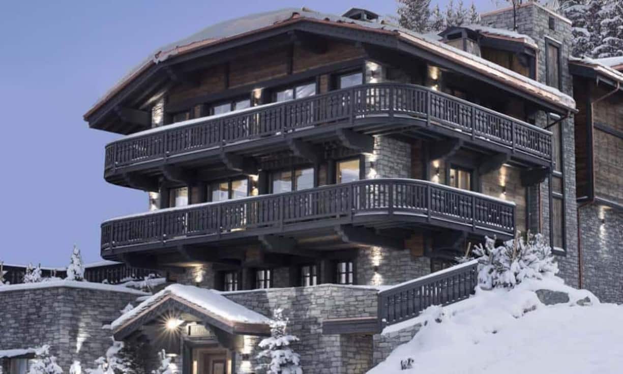 Chalet Edelweiss, Courchevel, Frankreich - 372'000 Franken pro Woche:Die Oberluxus-Klasse der Chalets: 3'000 Quadratmeter auf sieben Stockwerken, ein Autolift, der 20 Fahrzeuge in einer Untergrund-Garage parken kann, ein Nachtclub für 100 Gäste. Mehr geht eigentlich schon gar nicht. Schlafen können in dem Anwesen rund 16 Gäste, wenn sie das überhaupt wollen: Es gibt die weltbesten Wellnessbereiche, Massageservice, voll ausgestattete Fitnessräume und natürlich einen Hammam.