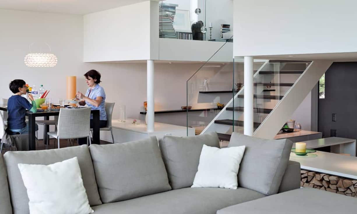 Von der Eingangsebene auf Strassenniveau bis zur Pool-Terrasse im Garten sieht man durch das Haus hindurch – ein Grund mehr, die Farben bis ins Detail aufeinander abzustimmen.