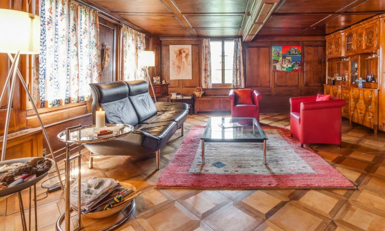 Auf einer Wohnfläche von 506 m² finden sich insgesamt zwölf Zimmer. Das ganze Grundstück verteilt sich auf rund 1'200 m².