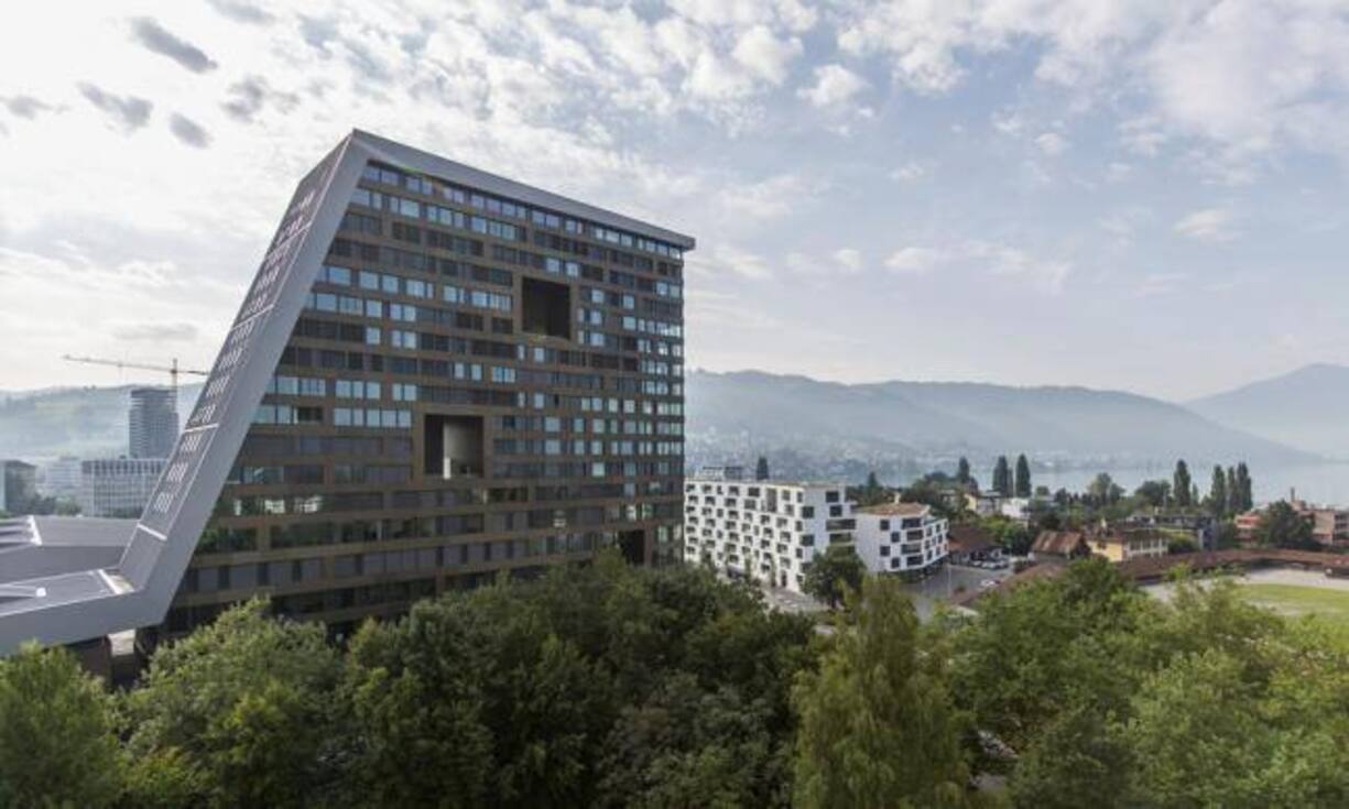 Auf dem vierten Platz ist der Kanton Zug. DIe Innerschweizer feiern traditionell auf dem Landsgemeindeplatz. Dieses Jahr tritt Alt-Bundesrat Kaspar Villiger als Festredner auf. Das 1. August-Feuer auf dem Floss bildet den Höhepunkt der Feierlichkeiten.