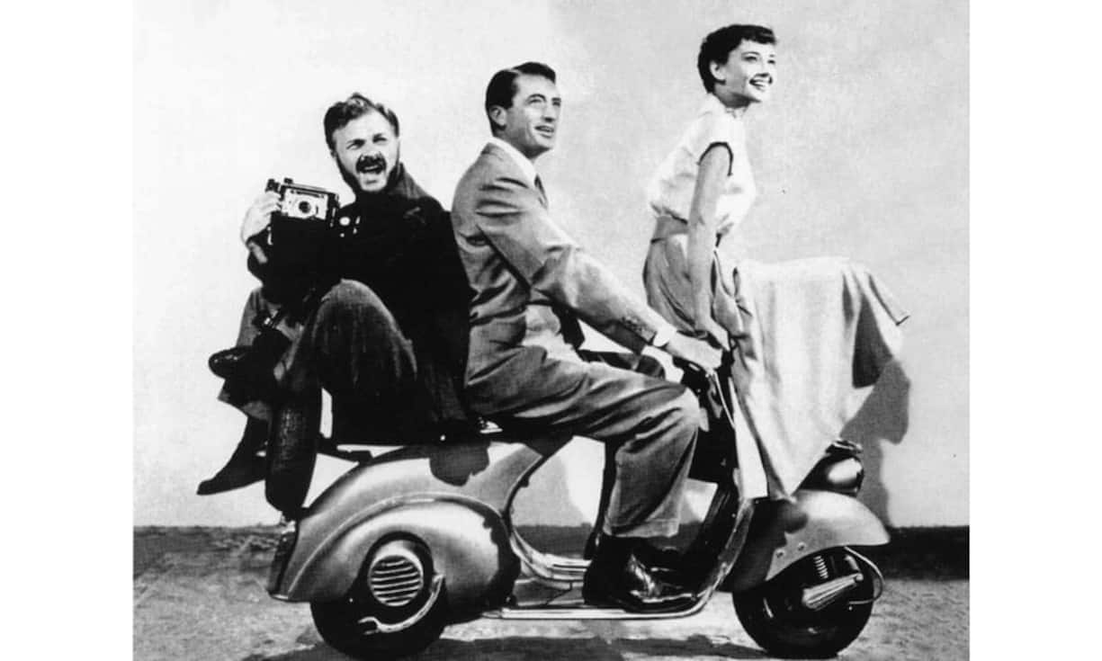 Noch zu jungen Jahren wurde die Vespa durch den Erfolgsfilm «Roman Holiday» zum Filmstar. Audrey Hepburn und Gregory Peck brausten mit dem Roller durch Rom – noch heute ein beliebtes Postkartensujet.