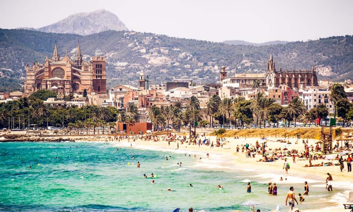 1. Mallorca ist Top-Reisedestination 
Für Flüge ab Zürich und Basel gilt: Kein europäisches Reiseziel ist beliebter als Mallorca. Ab Basel fliegt man am günstigsten mit Easyjet – für gesamthaft 346 Franken. Die Fluggesellschaft Germania offeriert das günstigste Angebot ab Zürich – für 237 Franken. 211 Franken kostet der Easyjet-Flug ab Genf.
Bild: Flickr/CC/Andrés Nieto Porras