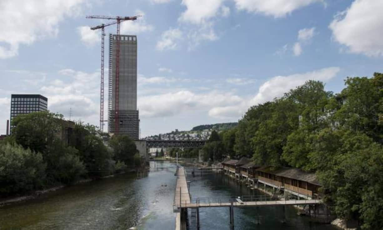 Bald schon wird ein weiteres hohes Gebäude in Zürich fertig sein. Die Coop-Tochter Swissmill baut in Zürich West einen 118 Meter hohen Kornspeicher. Er wird zwei Meter höher als das bisher höchste Getreidesilo der Welt. Bilder: Keystone