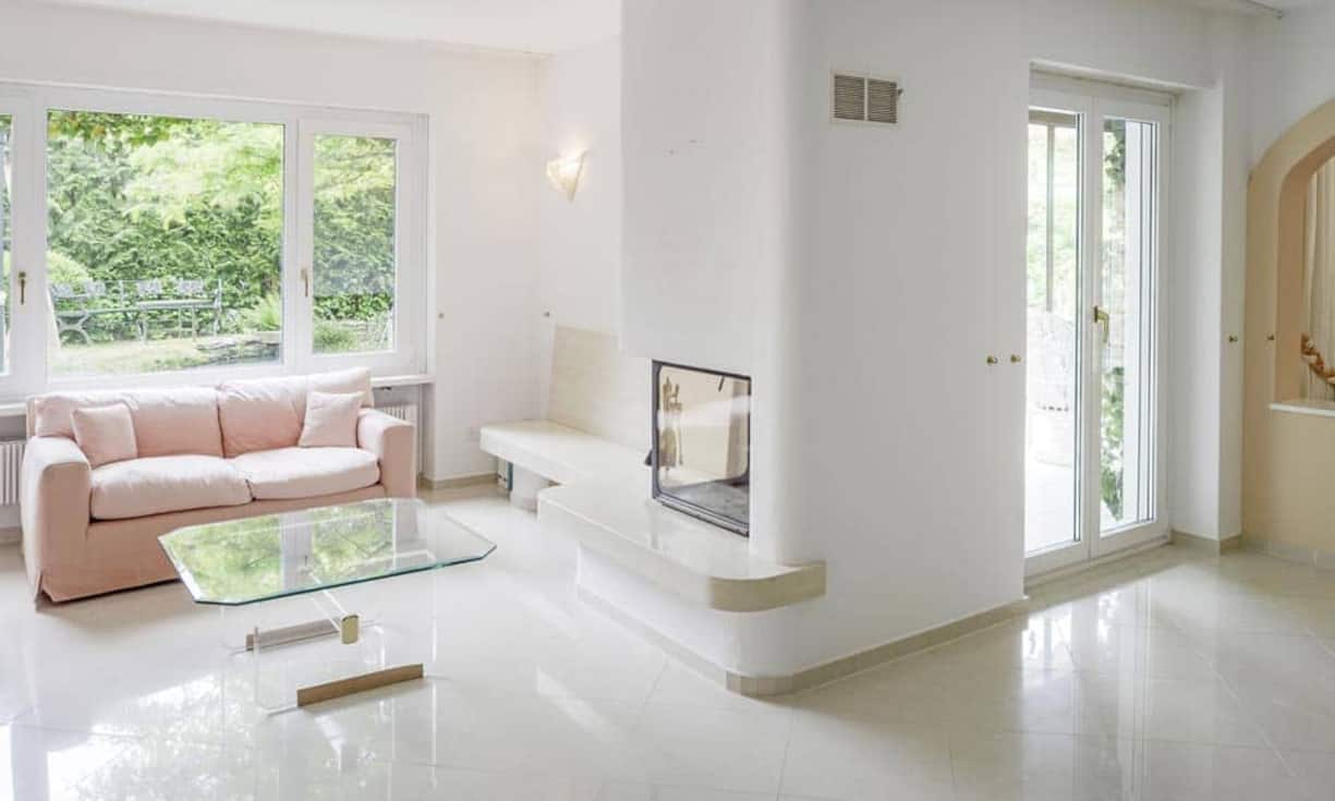 Das offen gehaltene Wohnzimmer mit Cheminée führt zu den beiden Wintergärten. Auf dieser Etage befinden sich zwei geschlossene Zimmer mit ca. 14 m² und 15 m² sowie  zwei attraktive Bäder.