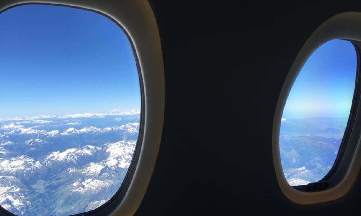 Doch ist man erstmal auf Reiseflughöhe wird der Flug zum Genuss. Riesige Fenster ermöglichen eine grossartige Aussicht – wenn das Wetter mitmacht.