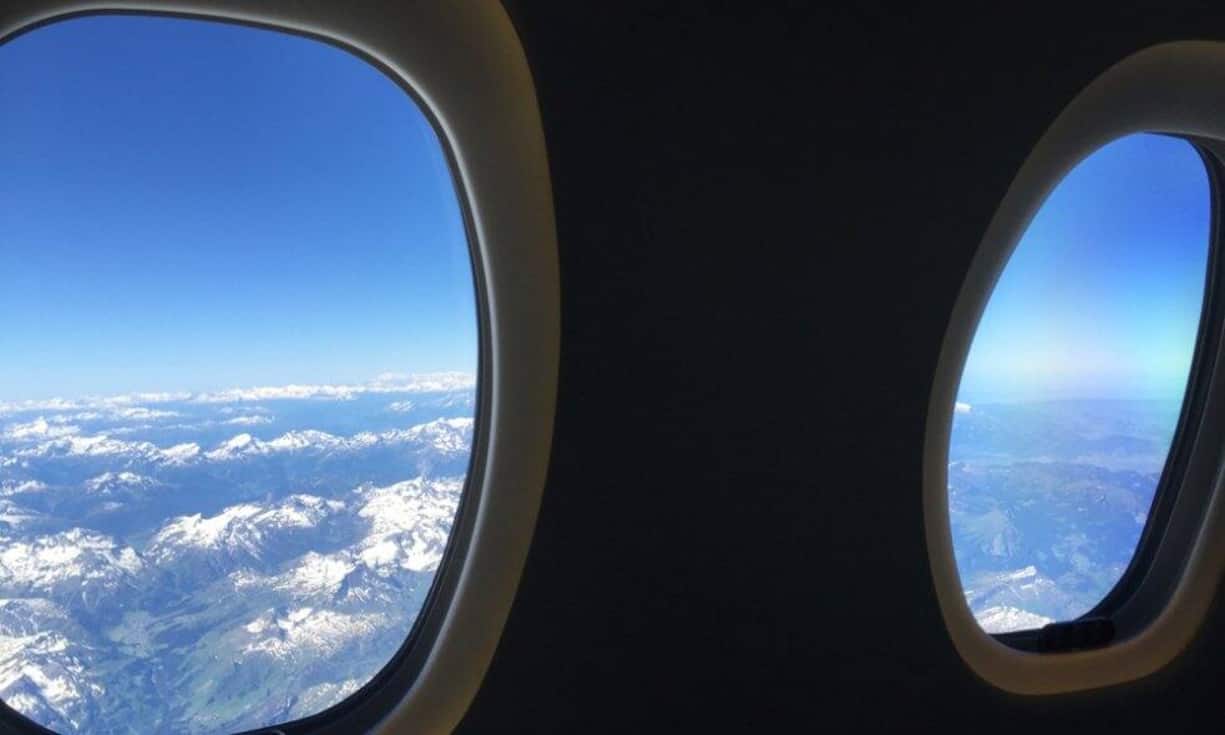 Doch ist man erstmal auf Reiseflughöhe wird der Flug zum Genuss. Riesige Fenster ermöglichen eine grossartige Aussicht – wenn das Wetter mitmacht.