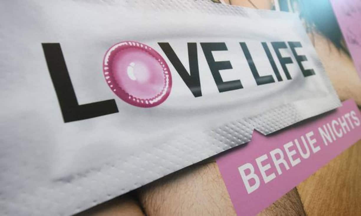 Rang 4: Love Life
Die Bilder der neusten Sensibilisierungskampagne vom Bundesamt für Gesundheit gehen einigen zu weit. Sie protestieren im Sommer gegen die anstössigen Illustrationen, indem sie Plakate verkleben.
Keystone
