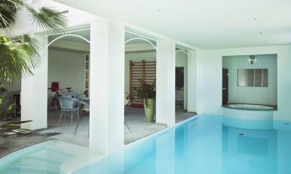 Die Villa hat einen Spa-Bereich, zudem ein Schwimmbad gehört.