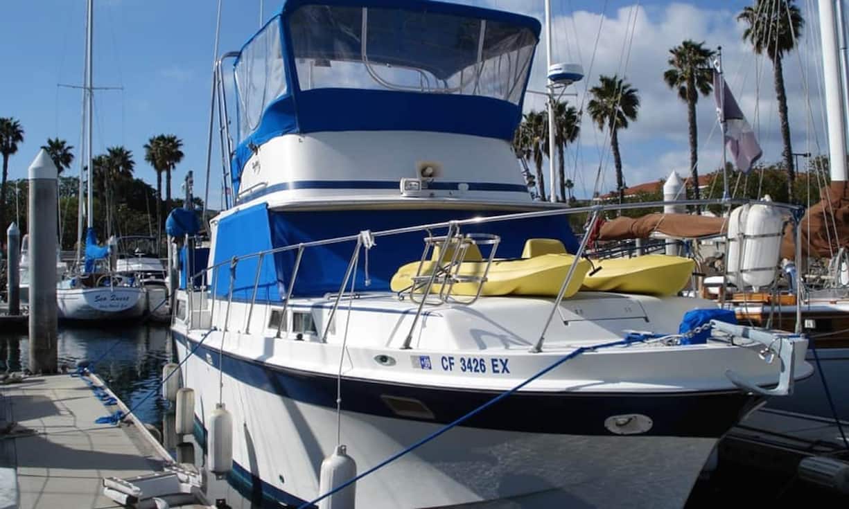 Im Hafen von San Pedro, einem Stadtteil von Los Angeles, können bis zu sechs Touristen auf dieser Motoryacht übernachten. Zwei Kabinen mit je einer Dusche bieten genügend Platz dafür. 110 Dollar pro Nacht kostet dieses Alternativ-Hotel.