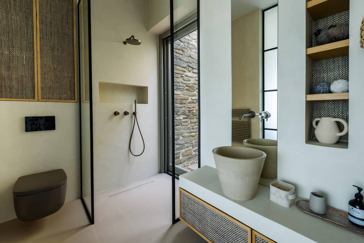 Schlichtheit und neutrale Farben prägen die Badezimmer des Hauses.