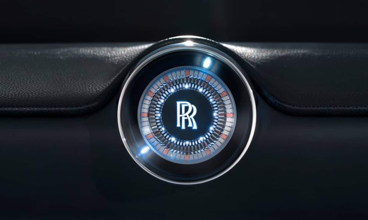 Auch in der Zukunft gibt es weiterhin einige traditionelle Rolls-Royce-Elemente. Das ist die analoge Uhr der Zukunft.