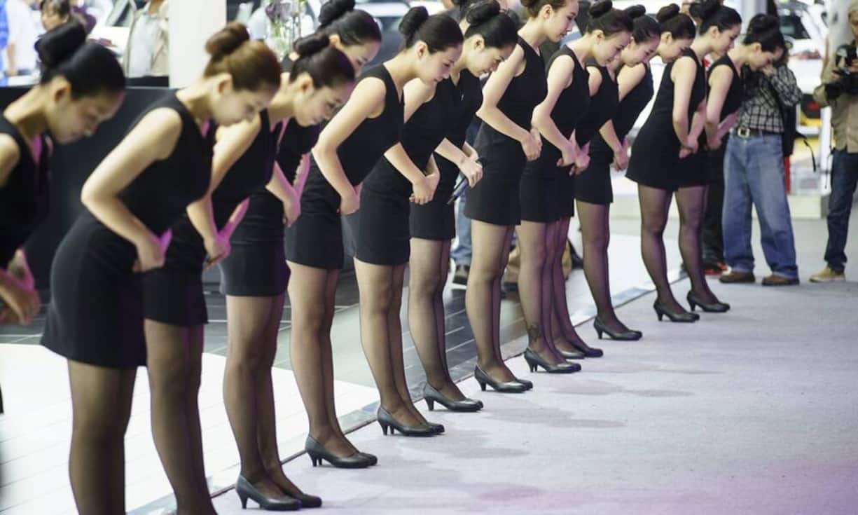 Hostessen begrüssen Gäste und Einkäufer.