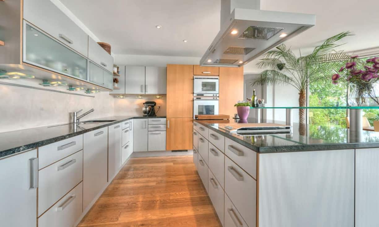 Das Haus bietet fünf Schlafzimmer und zwei Badezimmer und erstreckt sich  über 250 Quadratmeter und zwei Etagen.