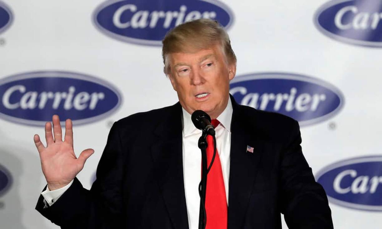 1000 Carrier Corporate Mitarbeiter
Schon während des Wahlkampfes verwies Donald Trump immer wieder auf den Klimaanlagenhersteller - sie wollten 1400 Stellen ins Nachbarland Mexiko abschieben. Trump - der selbsternannte Retter bedrohter Arbeitsplätze - konnte immerhin 1000 Arbeitsplätze im Land halten.