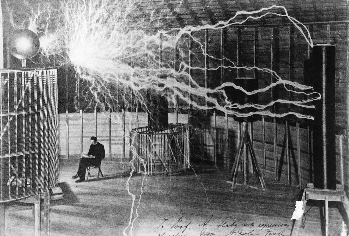 Elektrifizierung, 1880Nikola Tesla liess sich 1899 lesend zwischen elektrischen Entladungen fotografieren. Der Grund: Er wollte Sicherheit demonstrieren, da die Welt vor der Erfindung Angst hatte. Es wurde eine Massenarbeitslosigkeit befürchtet. Die Elek­trifizierung brachte organisatorische Veränderungen mit sich, es entstanden aber auch neue Industrien und Berufe. Die grosse Arbeitslosigkeit blieb aus. Erste Produktivitätsgewinne waren erst ab den 1920er-Jahren ersichtlich.
