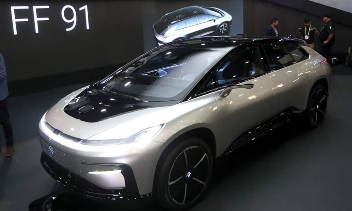 Autobauer Faraday Future sorgte an der CES in Las Vegas für Schlagzeilen. Sein Elektrowagen ist laut der Firma schneller als ein Ferrari - und soll Branchenliebling Tesla bald das Fürchten lehren. Auf einem Video wurde den Besuchern gezeigt, wie der «FF91» den Tesla Model S auf der Teststrecke abhängt.