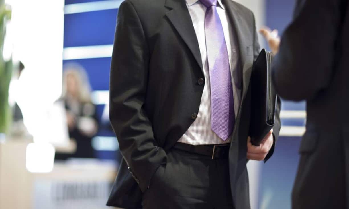 Do: Dresscode beachten. Ist das Vorstellungsgespräch bei einer Bank, sind Anzug und Krawatte Pflicht, bei Google ist hingegen ein legerer Kleidungsstil erlaubt.