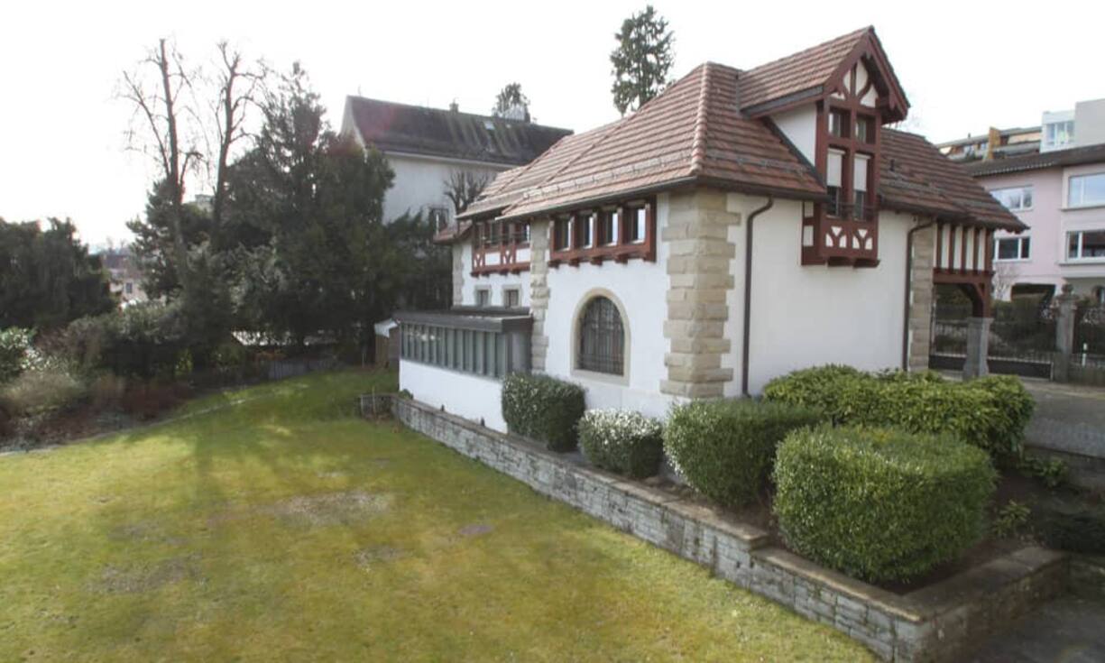 Die Gebäude wurden im Heimatstil errichtet: die Fassade entstand aus verputztem Bruchstein und darüber Fachwerk-Stil.